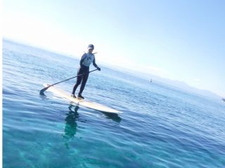 冬のカラッとした空気。とても青く澄んだ空と海。安定感あるボードに立ち上がり海原へパドルアウト。とてもシンプルで水面を歩くように漕ぎ、自由で海と一体になれるSUP