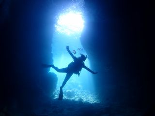 人気の青の洞窟!シルエット写真は映えますよ♪