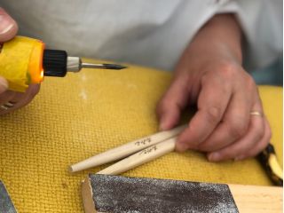 完成した箸に名入れ、アマニ油を塗って完成です