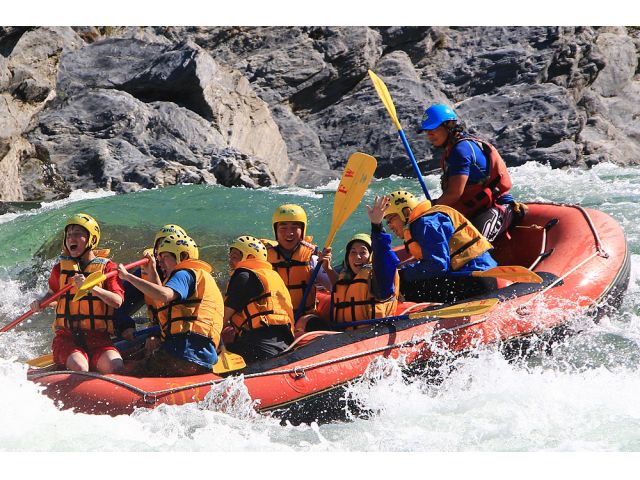 激流の中では、水しぶきが激しい!!みんなで乗り越えよう!