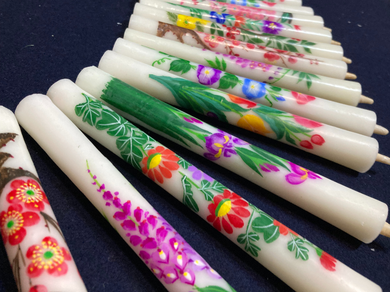 美しい草花が描かれた絵蝋燭は見る人の心を豊かにします。