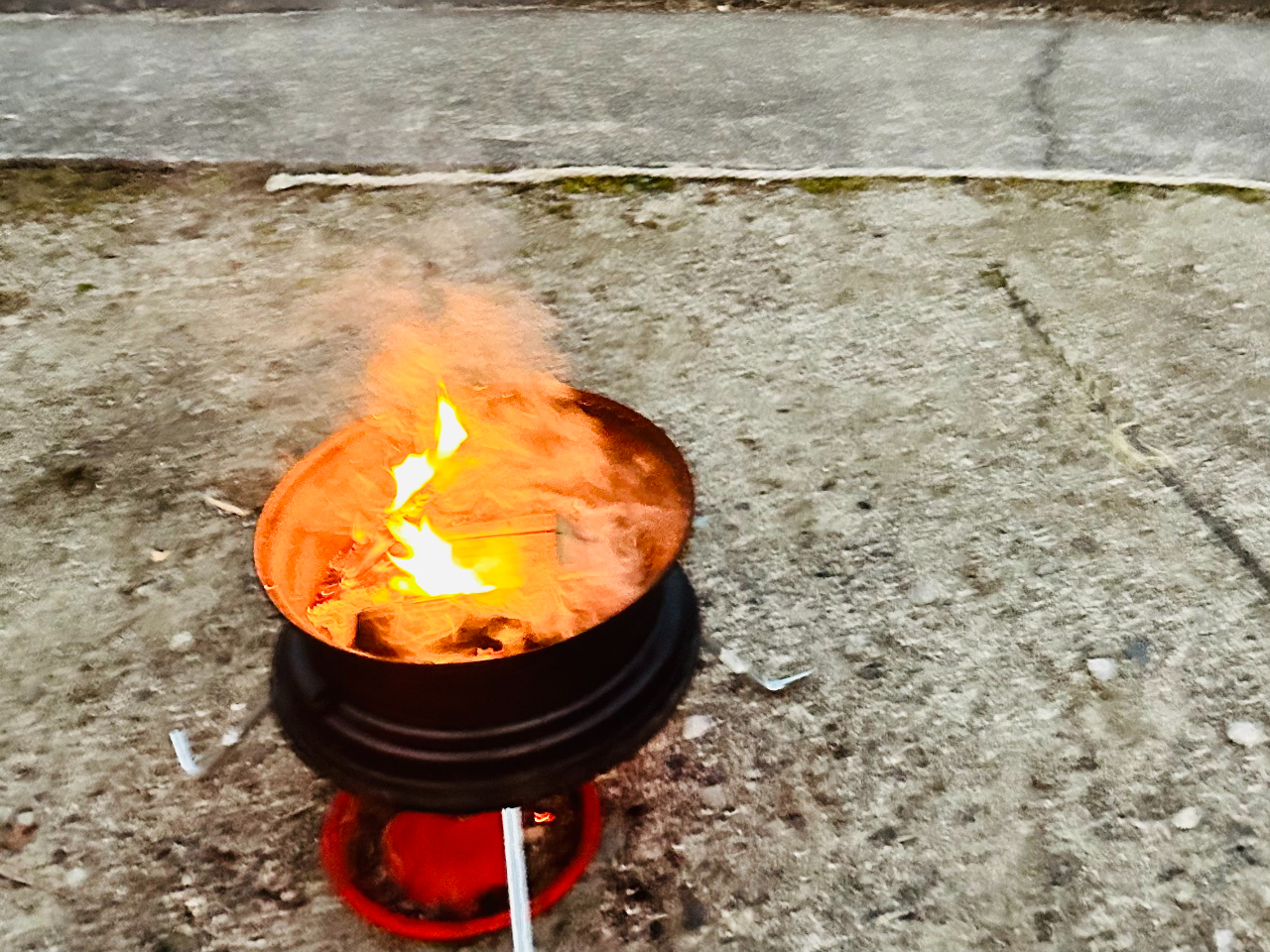 ���{��s�̎��R�̒��ŐS�𐮂��A���΂̉�����ɕ�܂�āA�����Y�������̎���