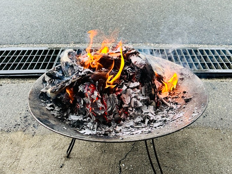 ���{��s�̓�y���œ����̂����Ԃ邤���Ղ�𕰉΂ŔR��