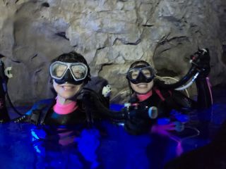 青の洞窟を満喫中のゲストさま