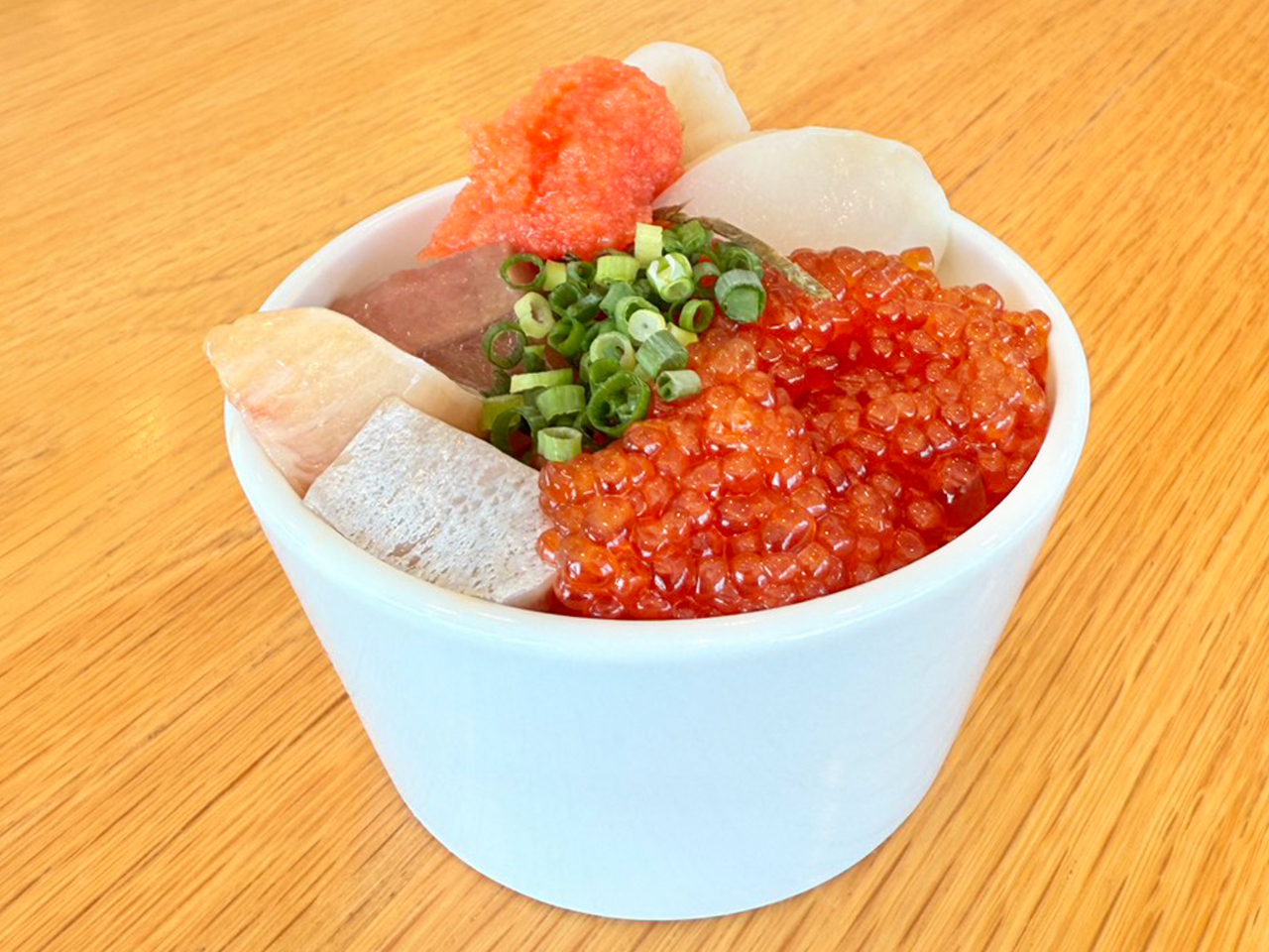 いくら海鮮丼!いくらも刺身も自分で好きなだけ!