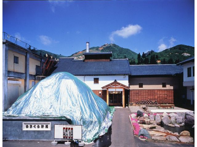 特殊なシートで雪を覆い、一年中解けない万年雪の貯蔵庫の下で大吟醸原酒を熟成させています。