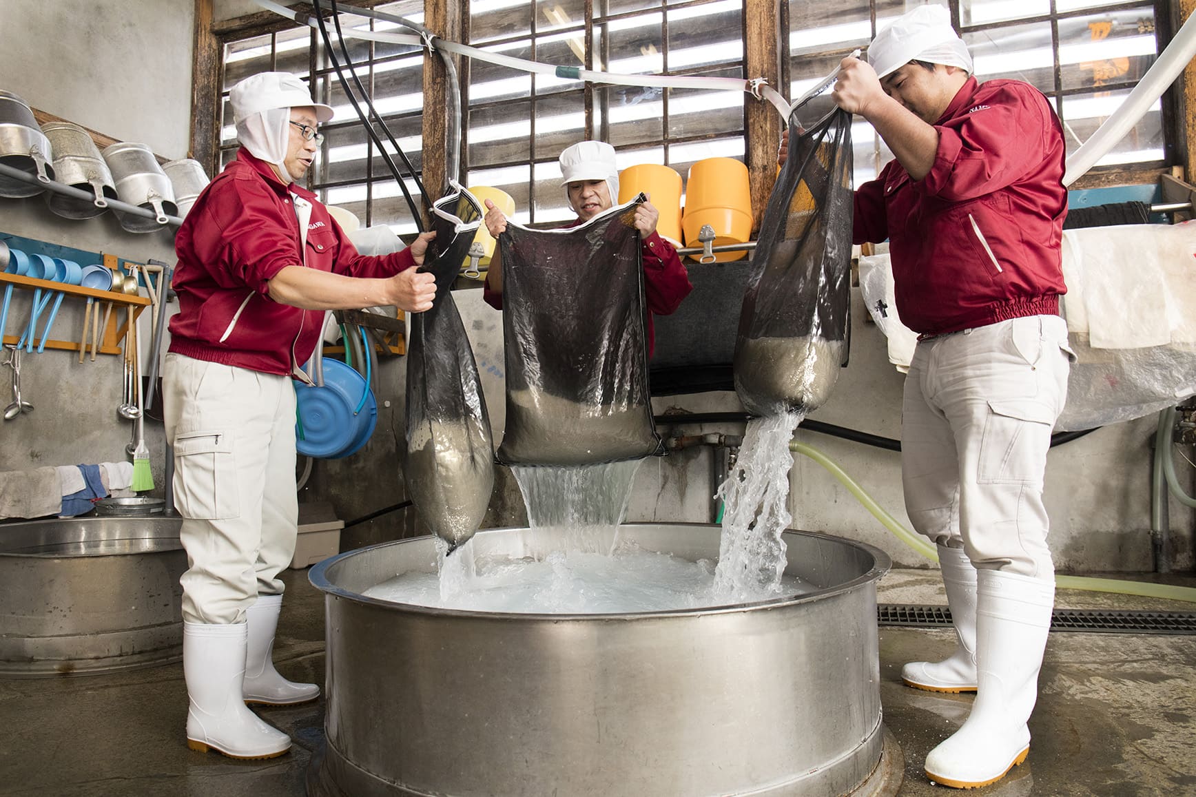 10月〜4月の間に来ていただくと、目の前で酒造りを見ることができます。写真は洗米作業風景です。