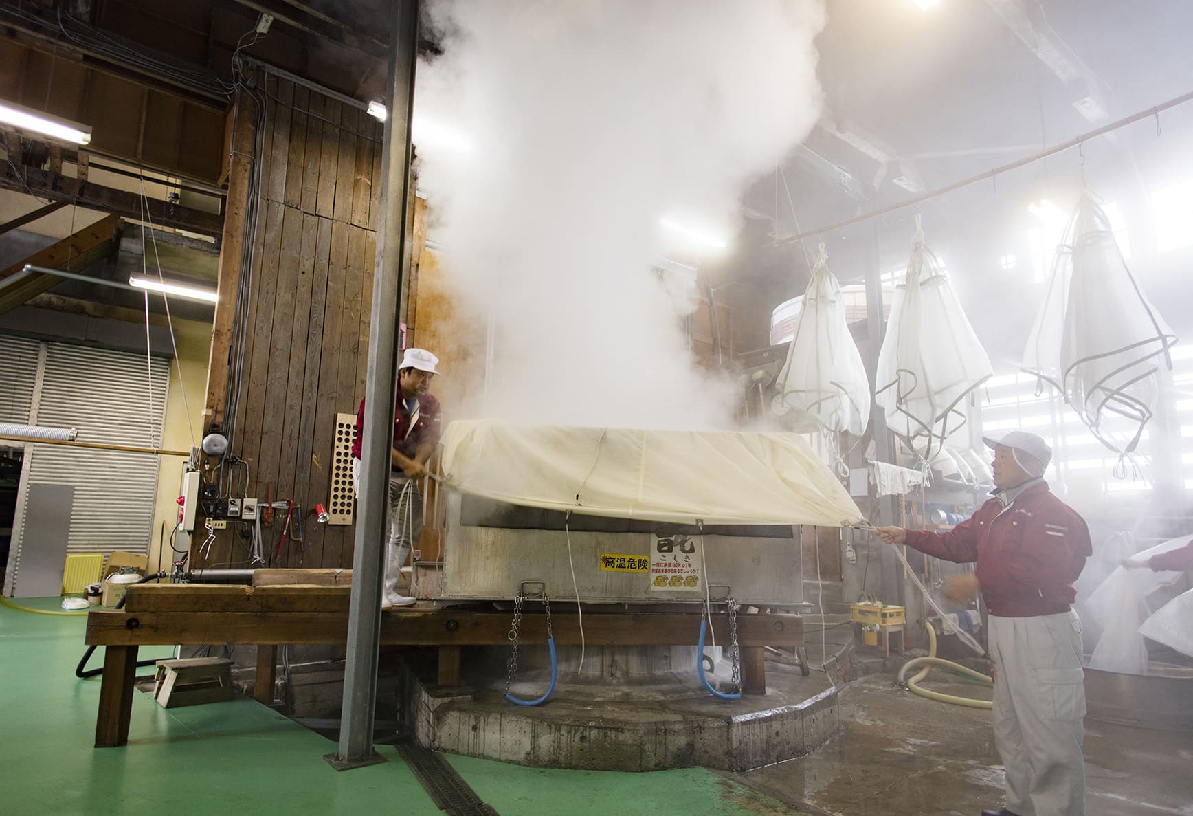 こちらは蒸米作業風景。