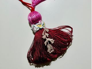 バルーンシェイプドタッセルはその名前の通り、空に浮かぶバルーンから発送を得ました。どこかに飛んで行きたいという気分にぴったりのタッセルです。何色にしましょうか。