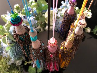 房糸は何色も用いてエキゾチックな衣装のような仕上がりを楽しめます。