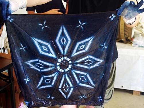 木綿ハンカチに藍染め 割り箸で挟んでキラキラ模様を染めます