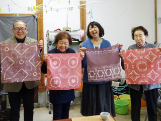 アカネの染め完成、アルミ媒染と鉄媒染