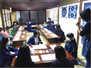 中高校生の講習の様子 ハンカチやバンダナを折り畳んで絞りを施す