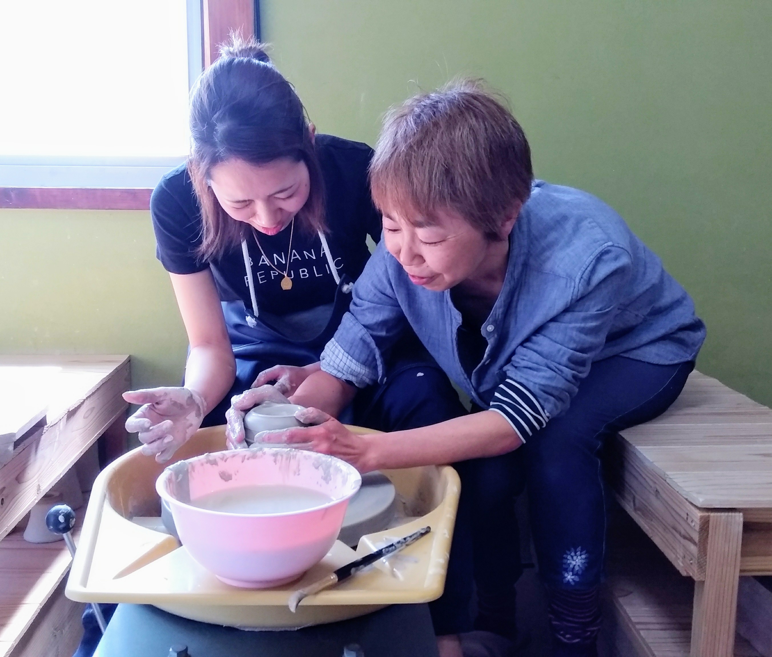 想像力を働かせて、何もないところから作り上げて自分の個性を表現してください。作品制作を、優しくサポートします。