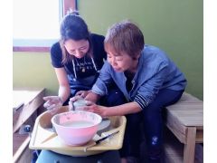 想像力を働かせて、何もないところから作り上げて自分の個性を表現してください。作品制作を、優しくサポートします。