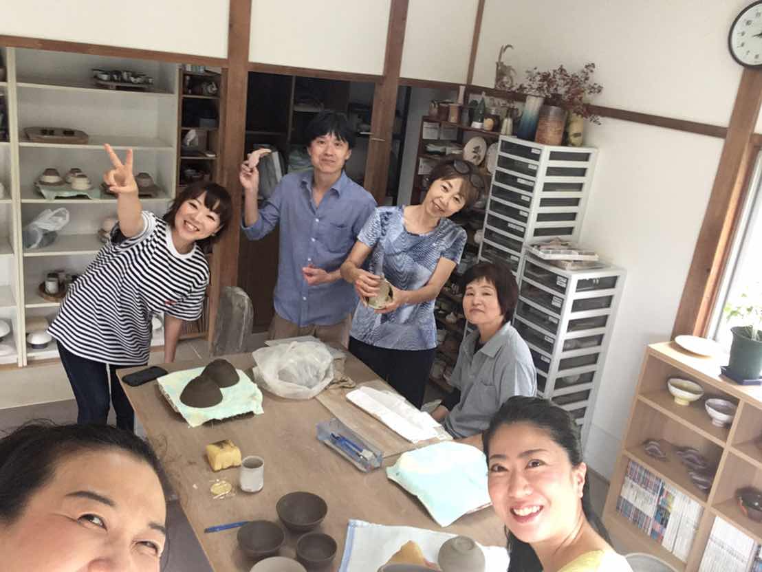 喫茶店感覚でお気軽に陶芸体験が出来ます。4名様までのお友達同士一緒に、2時間たっぷりと楽しい時間を過ごしてください。