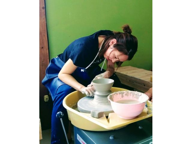 陶芸女子、時間が経つのを忘れるほど、夢中になって粘土に触れていると、心のリフレッシュになりますよ。