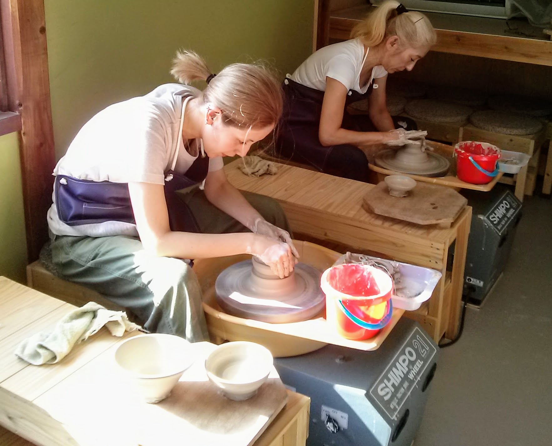 電動ロクロ体験は3キロの粘土をひき放題!失敗を怖がらず何個も作ることで上手くなっていきます。