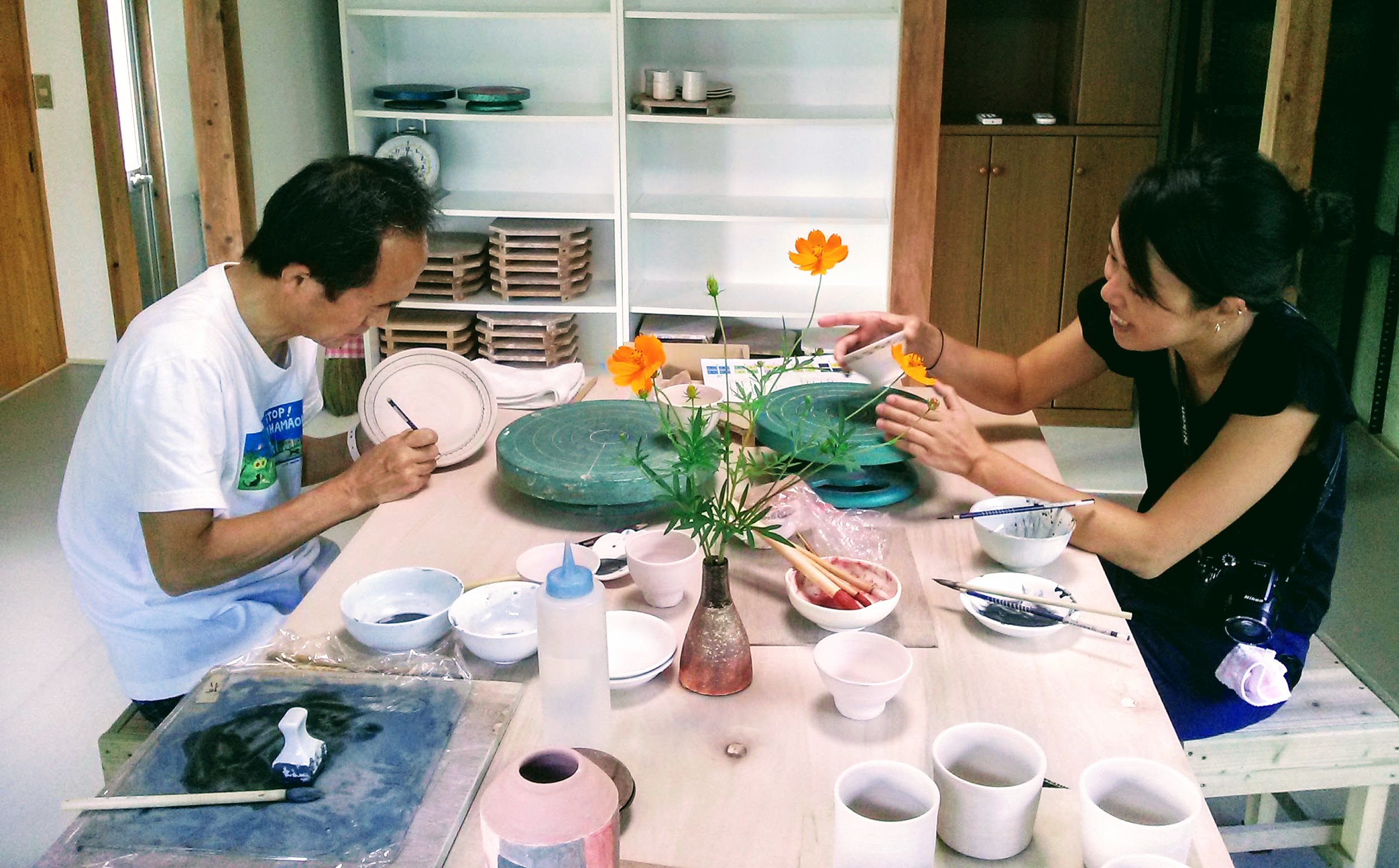 素焼きのお皿かカップに、絵付け体験もできます。さわやかな青色の器です。