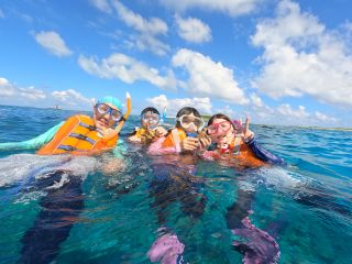 みんなでシュノーケル。 青い海と空が気持ちいい(^^)/