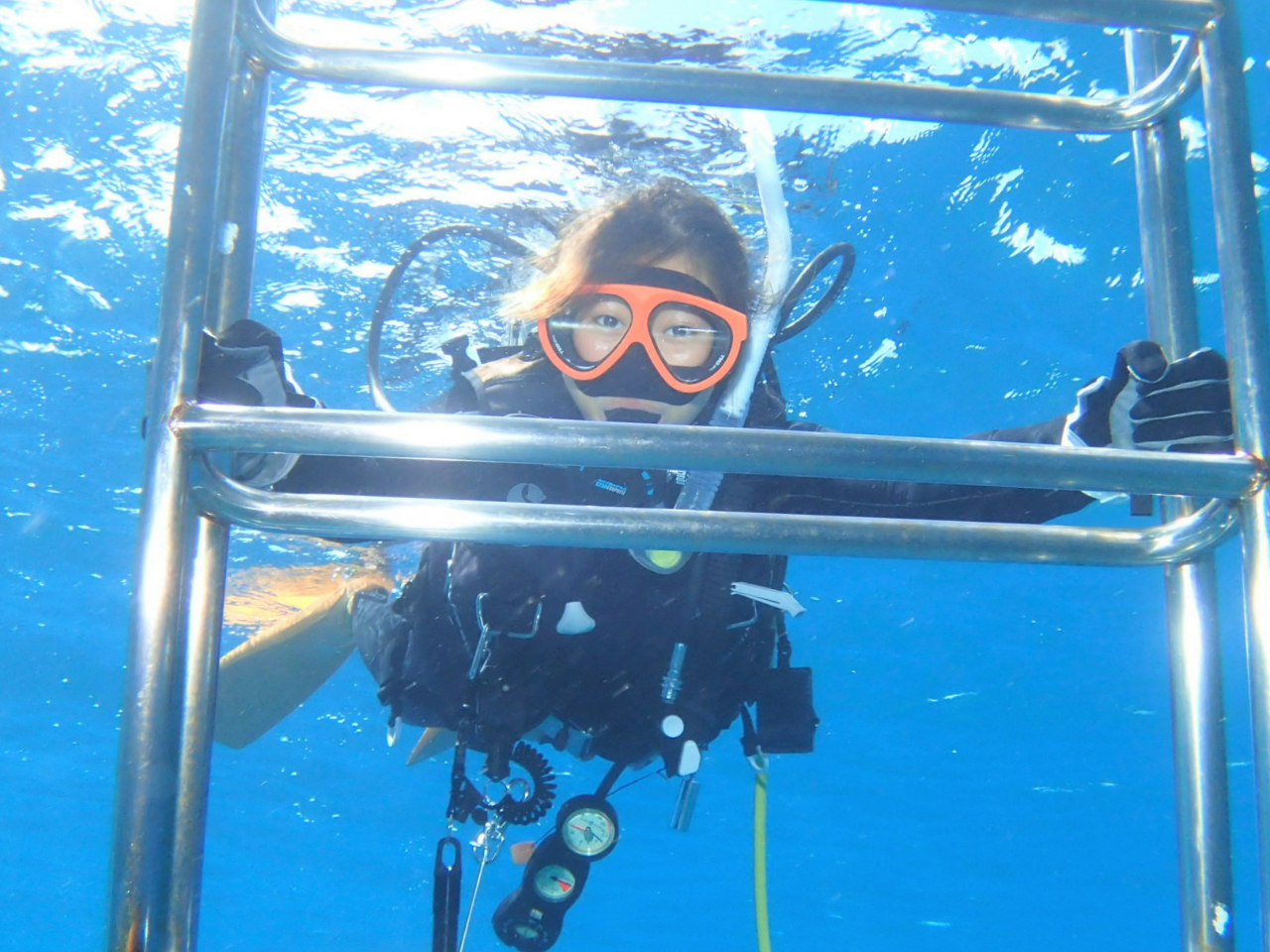 水面で呼吸の練習。口呼吸が大切。しっかりと口で息を出すのがポイント