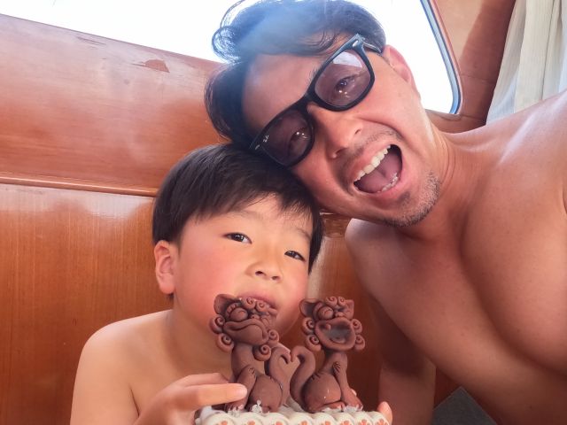 シュノーケル前にパパと一緒にシーサーと記念撮影