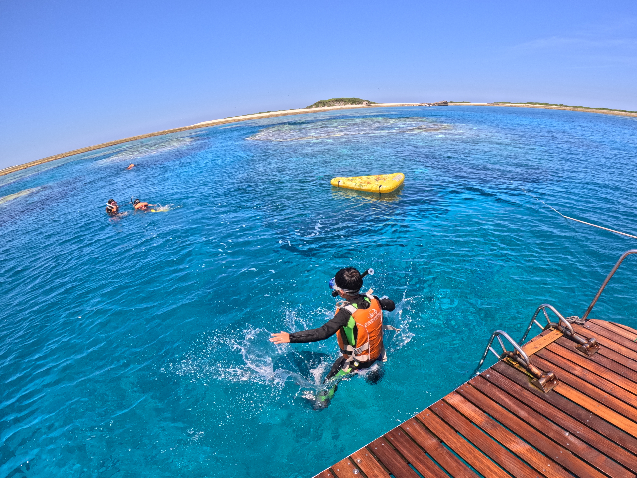 青い空と慶良間諸島の無人島、青い海、そしてカメさんがみんなを待っているよ(*^-^*)