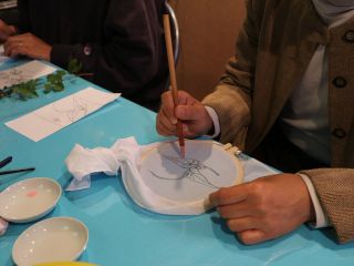 加賀友禅染の技法で彩色に挑戦します。