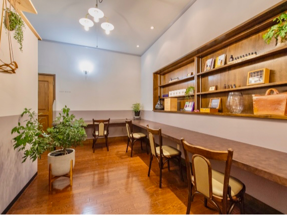 店内はAROMAの香りに包まれています。ヒーリング音楽が流れて、店内に入るだけで癒されます( ^∀^)