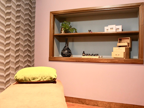 こちらは落ち着いた雰囲気のマッサージをする個室です。