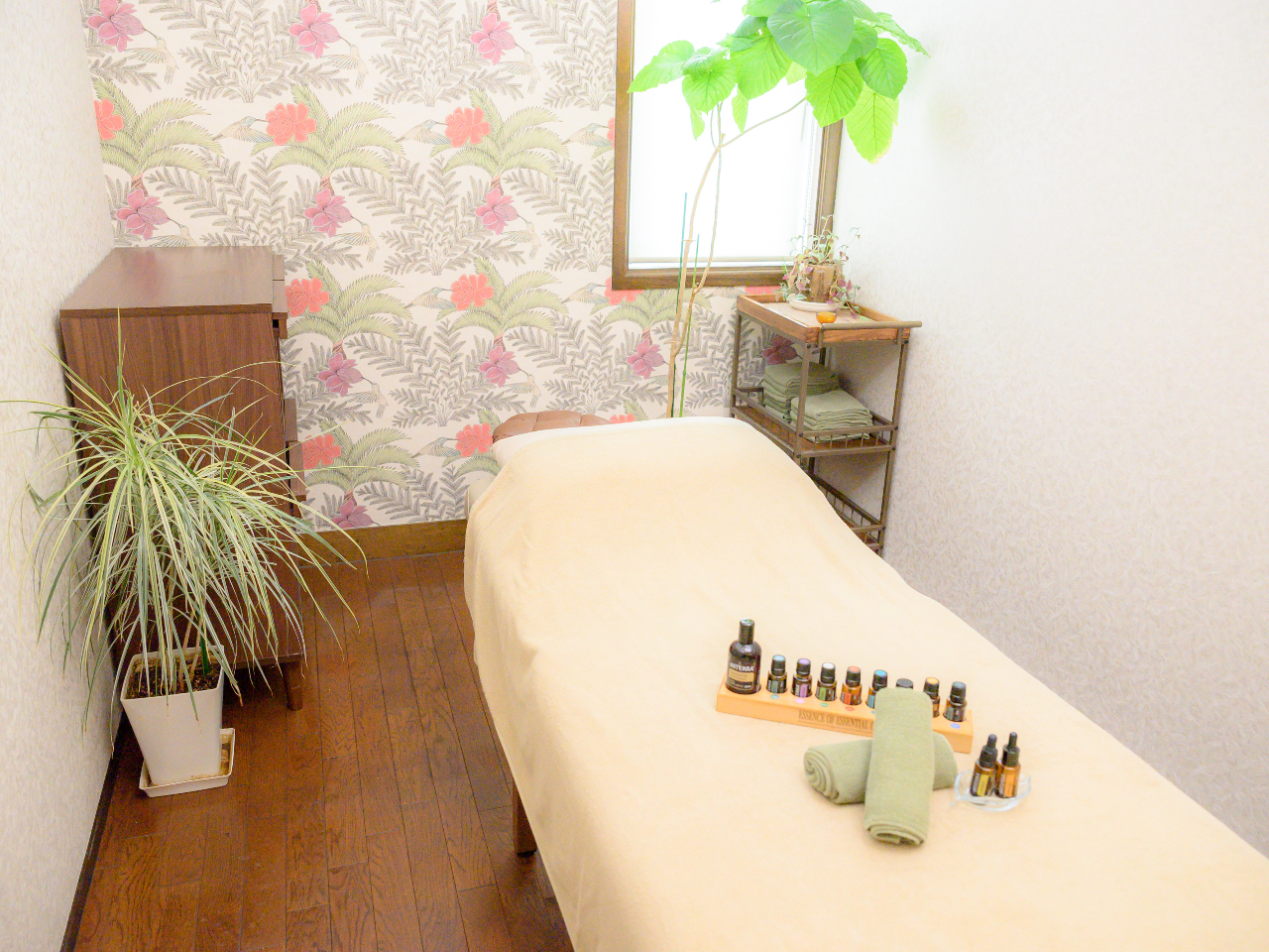 こちらは明るい雰囲気の半個室マッサージ部屋です。