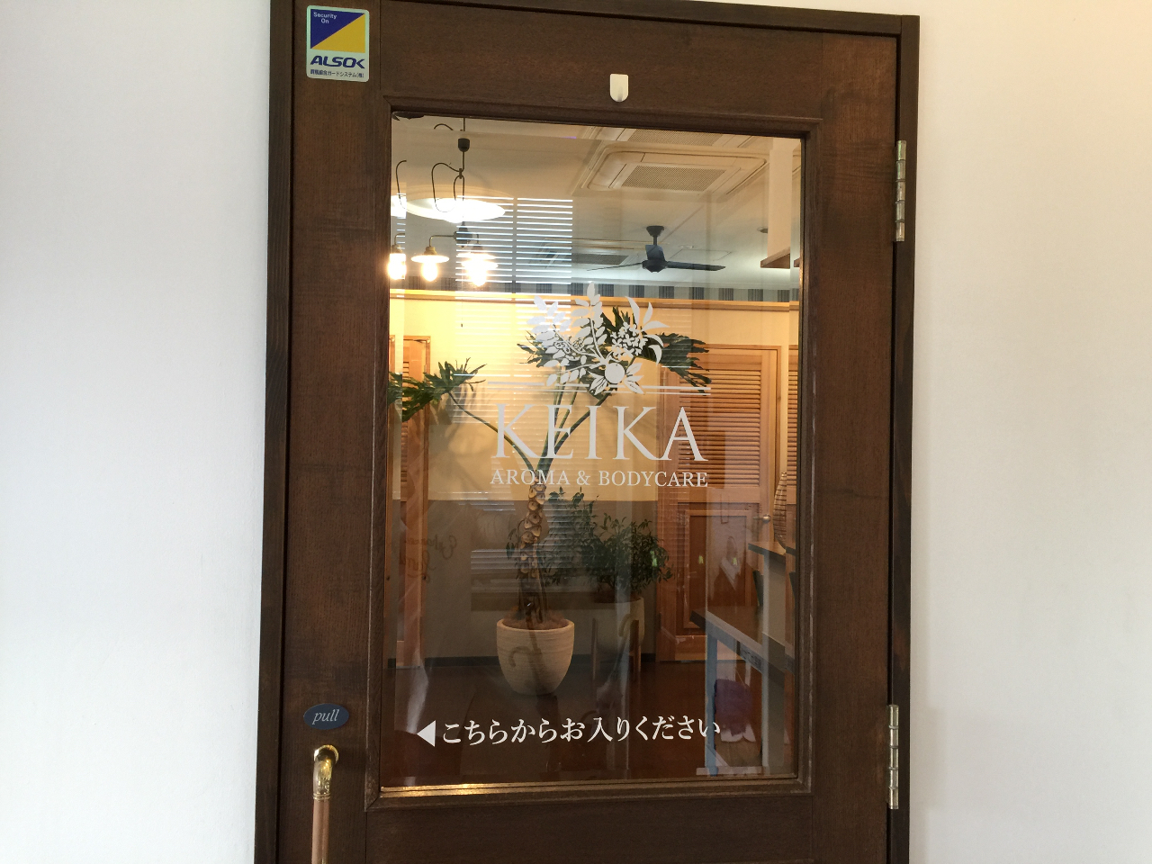 こちらの扉からご来店ください。