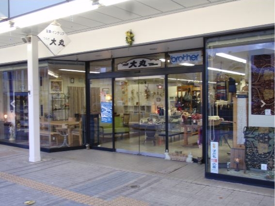 商店街アーケード沿いにあるアクセスのよい店舗です。気比神宮前バス停すぐ