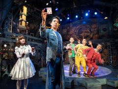 青色のロボロイドを演じるのはマジシャン。大人も子どもも楽しめるマジックで観客を魅了します。