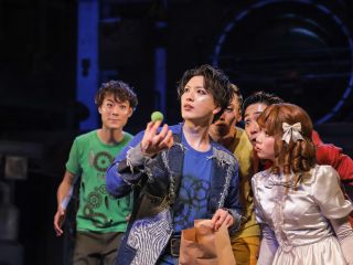 青色のロボロイドを演じるのはマジシャン。 大人も子どもも楽しめるマジックで観客を魅了します。