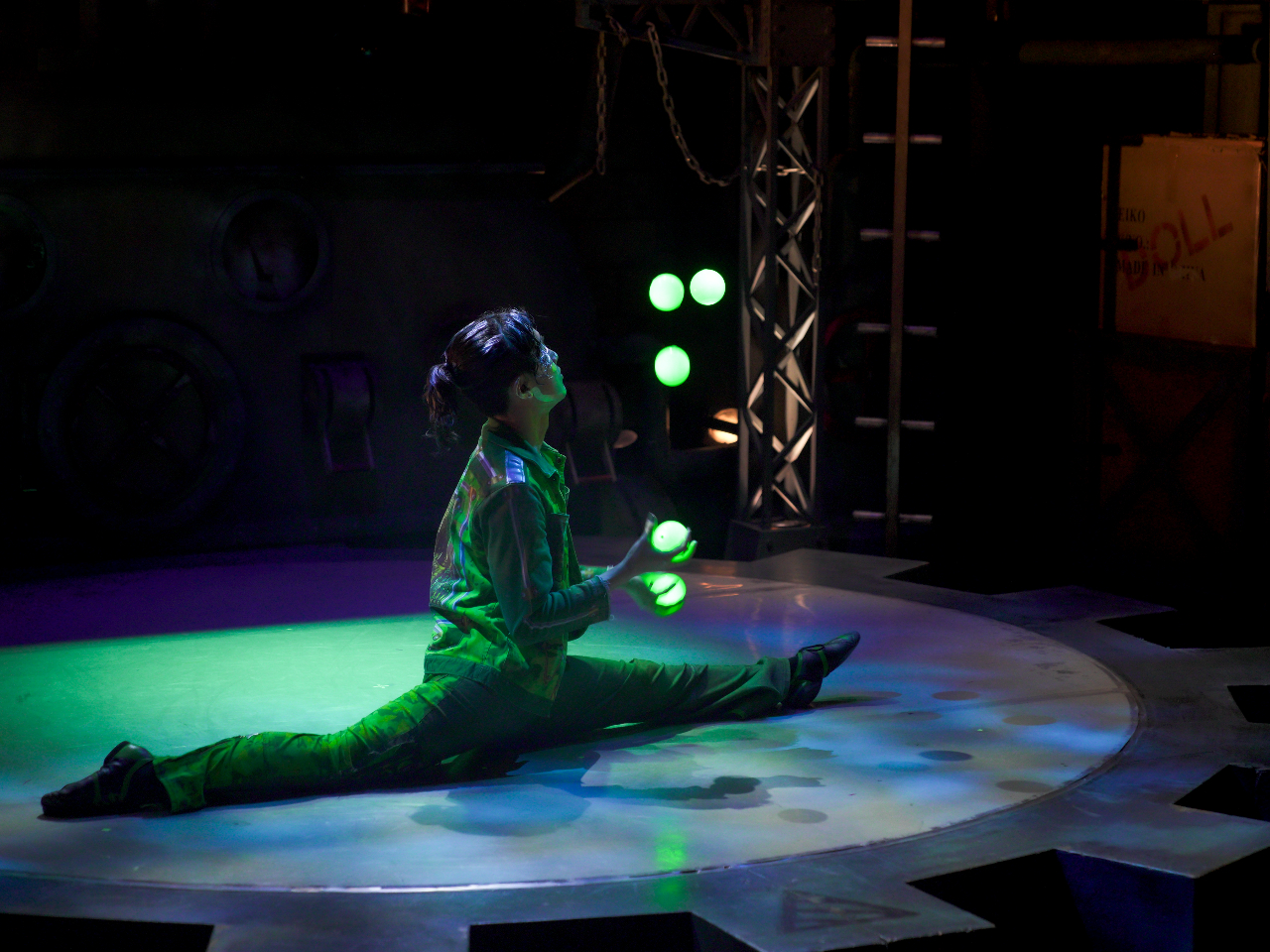 �ΐF�̃��{���C�h��������̂̓W���O���[�B7���̃L���X�g���o���B 