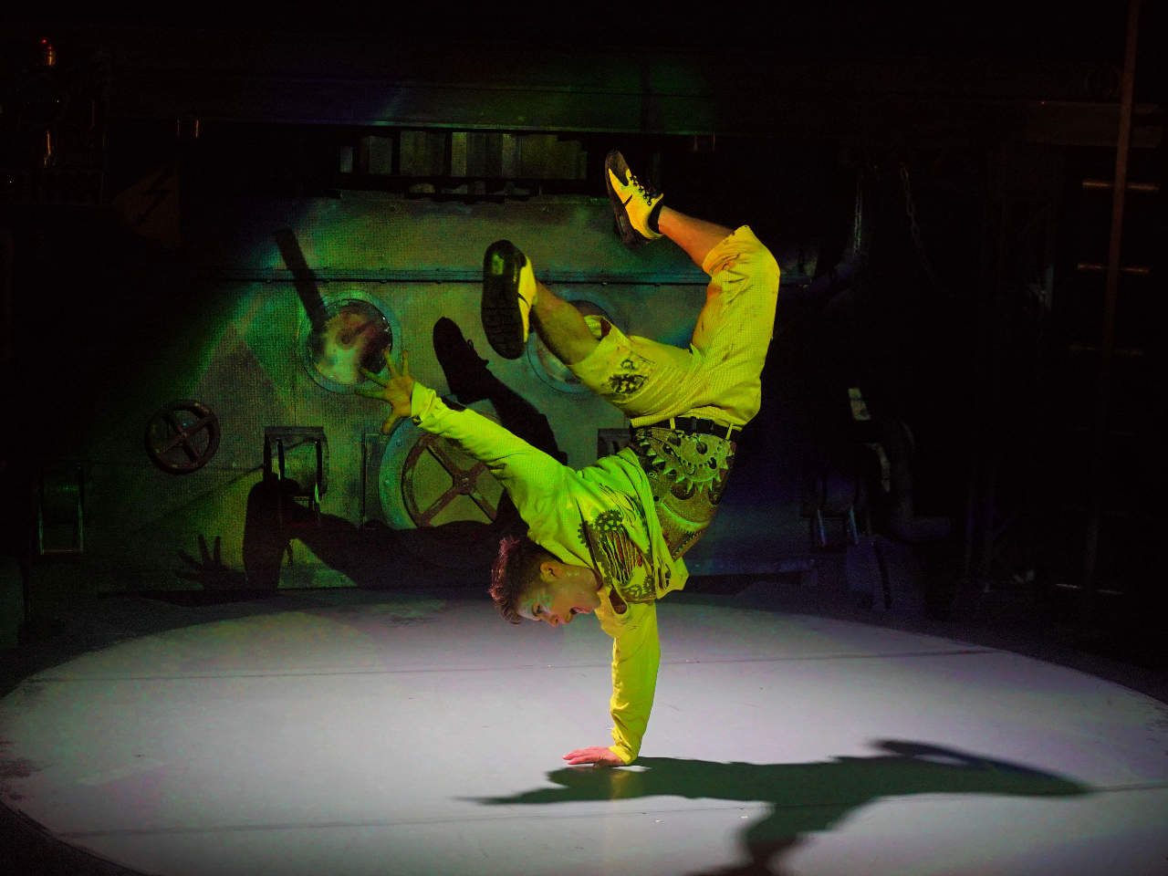 ���F�̃��{���C�h��������̂̓u���C�N�_���T�[�B���E���ɏo��̃p�t�H�[�}�[�炪�����낢�B���ւ��ŏo������7���̌�����_���X�����ߋ����ő̊����������B 