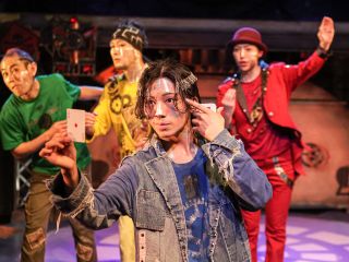 青色のロボロイドを演じるのはマジシャン。6名のキャストが演じます。大人も子どもも楽しめるマジックで観客を魅了します。