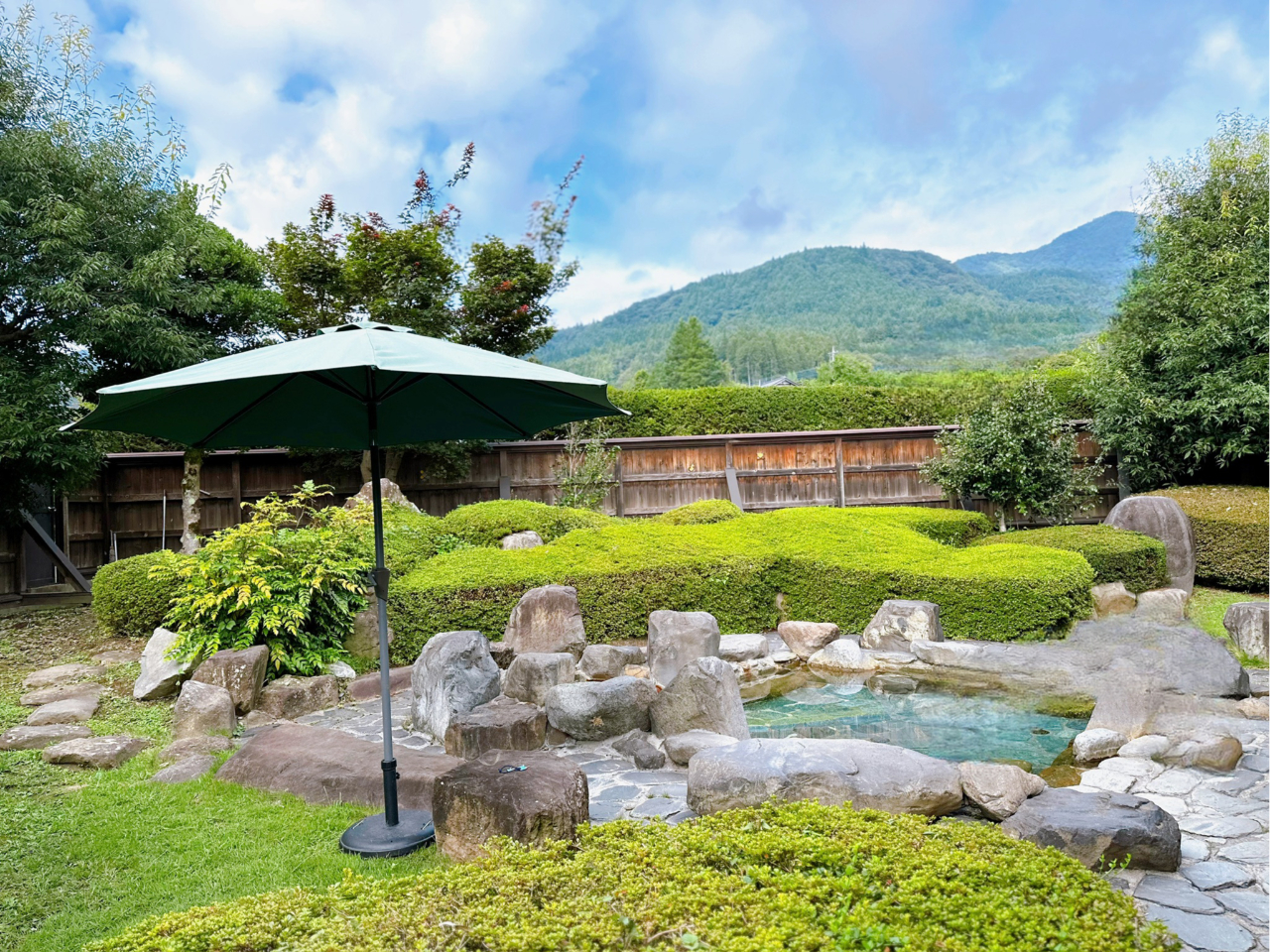 新緑の露天風呂