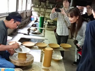 小石原焼窯元の工房で伝統技法の実演や窯元の仕事を見学することができます