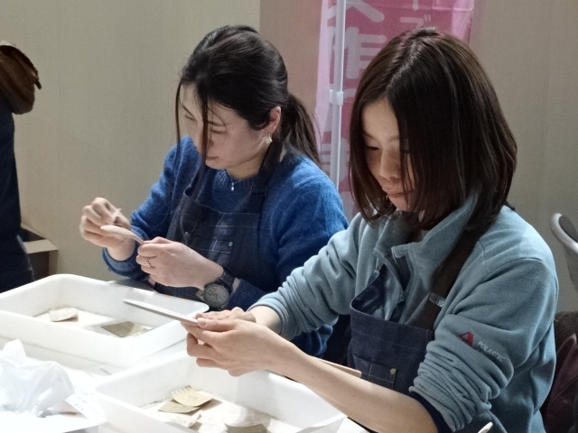 木のカトラリー作り体験-5種類の研磨ペーパーで磨いて作ります