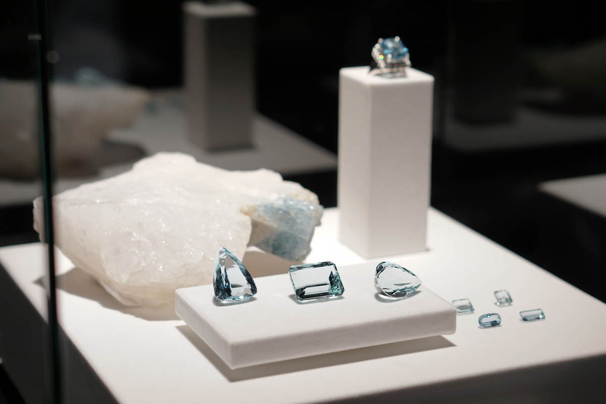 原石、カット石、製品をセットで展示