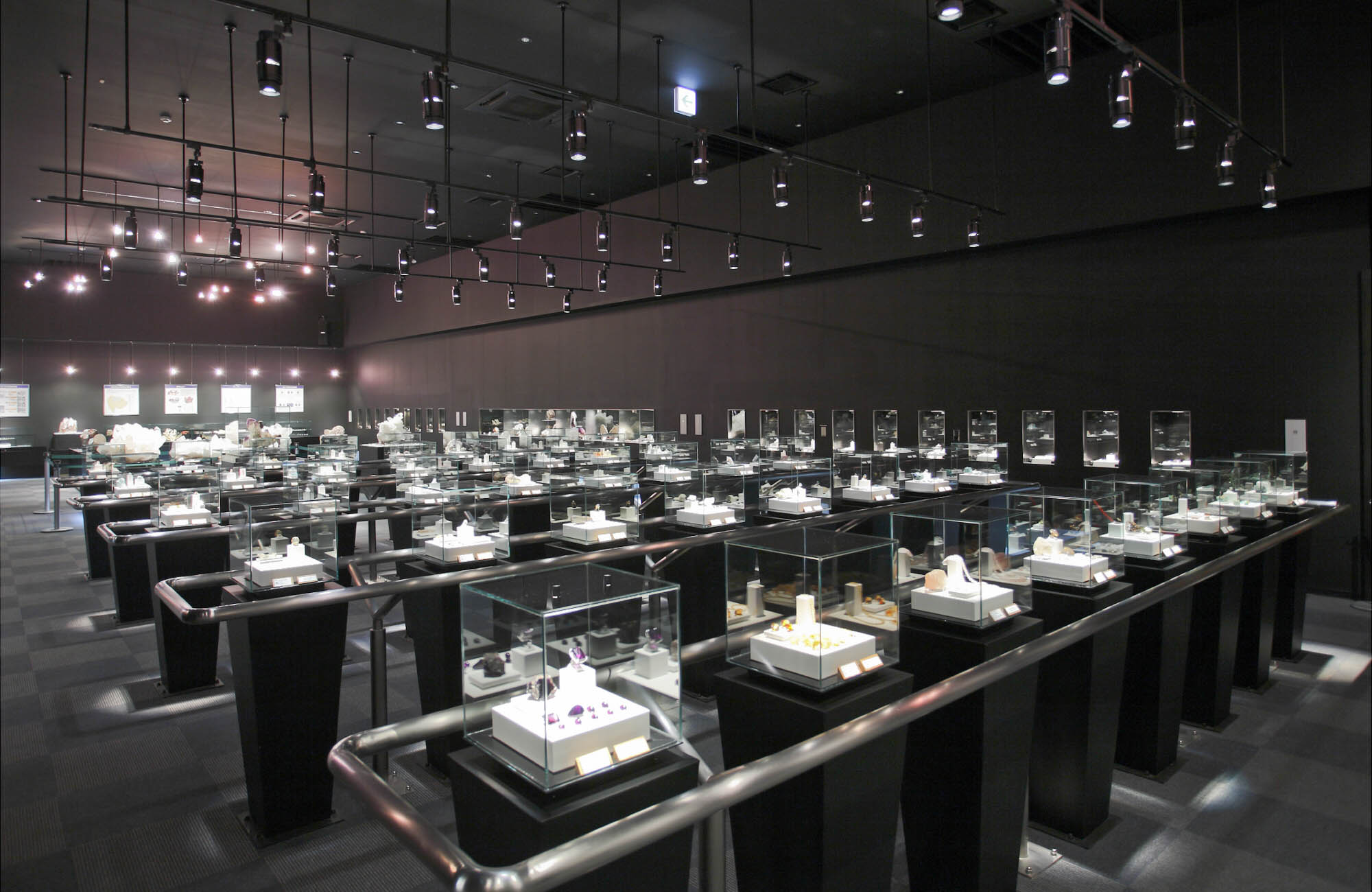 2000点以上の宝石が煌く魅惑の空間