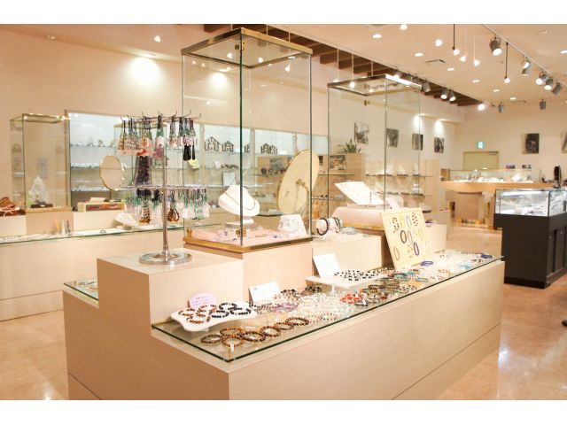 併設のミュージアムショップ。リーズナブルな天然石グッズから本格ジュエリーまで幅広いアイテムが購入できる。