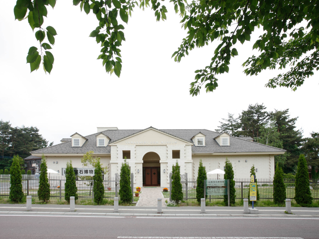 湖の畔に建つヨーロッパ調の建物