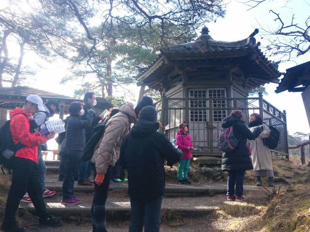 雄島・頼賢の碑。国の重要文化財に指定。