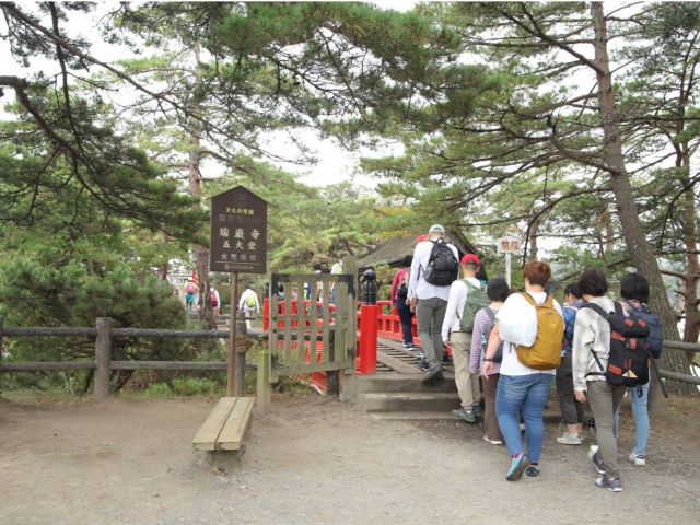 松島・五大堂。透かし橋、または縁結びの橋。