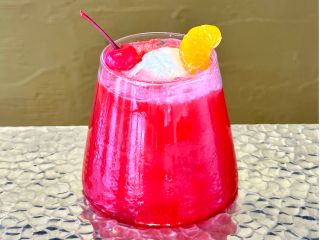 甘くて爽やか!赤富士ソーダ(通常価格:650円 税込)付きプラン♪富士山型のグラスに、いちごピューレをミックスした赤いソーダを注ぎ、冠雪のようにバニラアイスが!