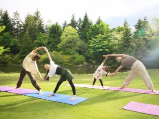 鳥のさえずりや噴水の音を聞きながら心地よく身体を動かします