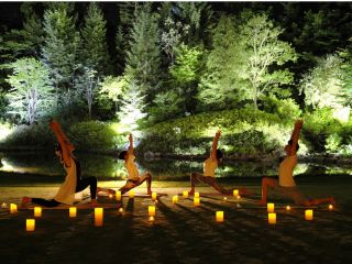 ライトアップされた幻想的なホテルガーデンで、涼やかな夜風を感じてみましょう!